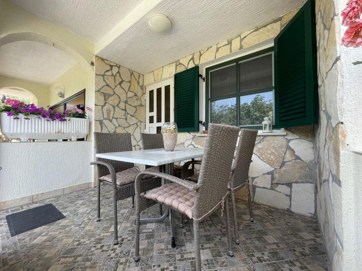 Apartman Veronika Vrsi Bagian luar foto