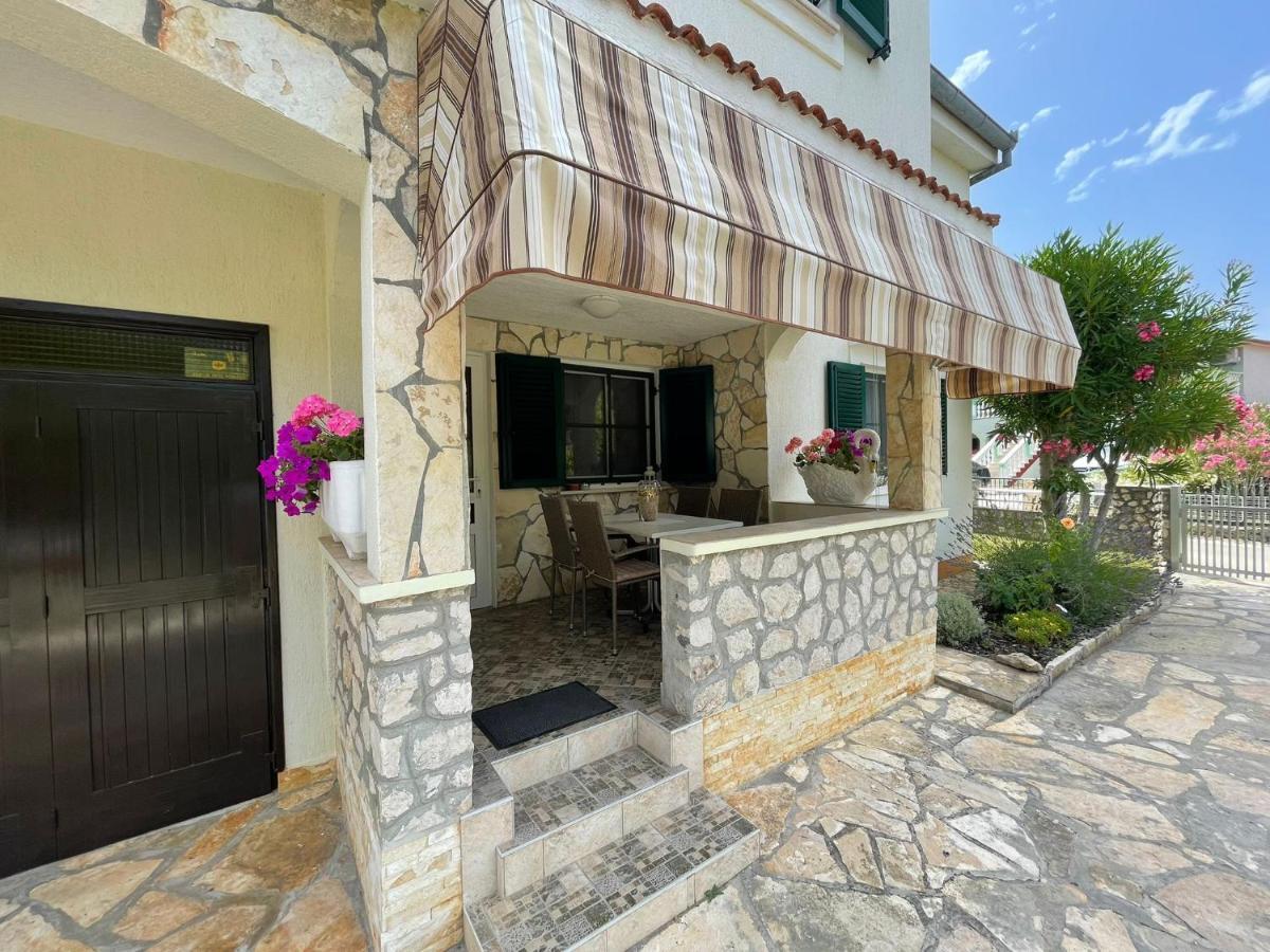 Apartman Veronika Vrsi Bagian luar foto