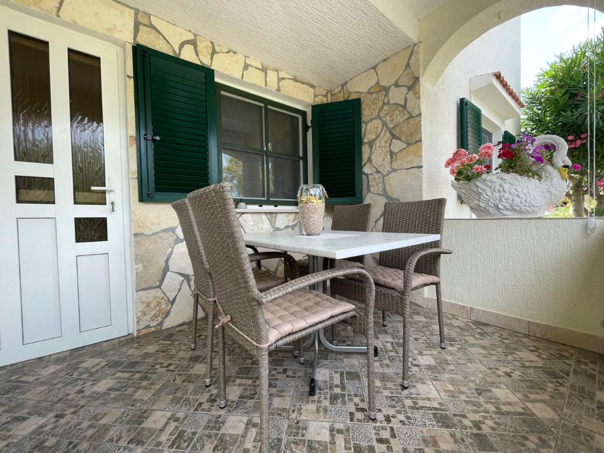 Apartman Veronika Vrsi Bagian luar foto